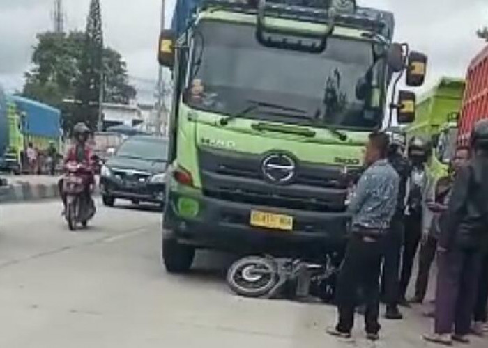 Truk Hino vs Honda Revo, 1 Pengendara Motor Tewas Usai Coba Mendahului
