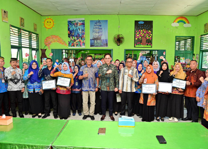 Bupati Lampung Selatan Egi Bagikan Insentif Ratusan Guru Honorer di Natar