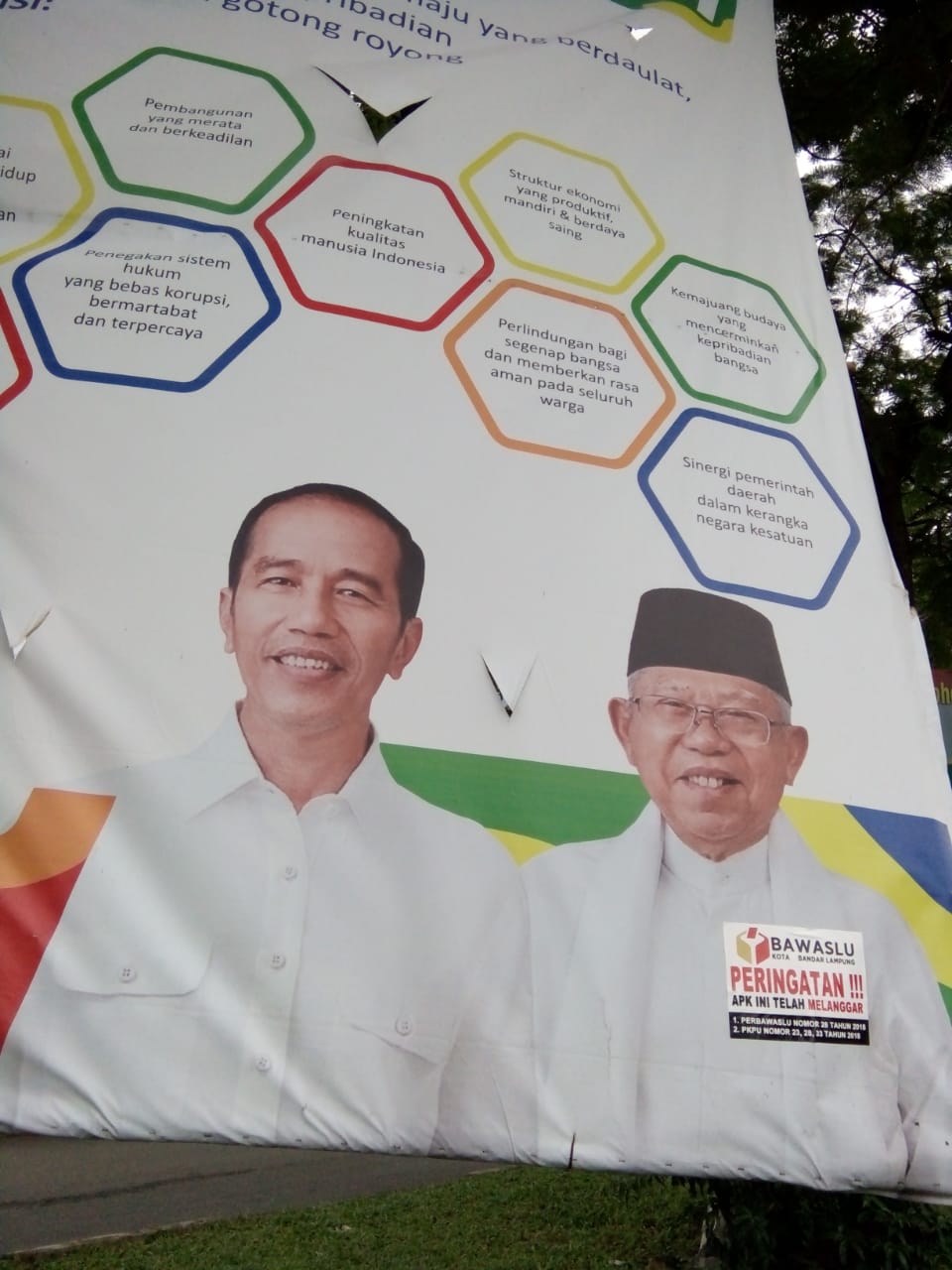 Bawaslu Bandarlampung Segel APK Capres Tak Sesuai Zona