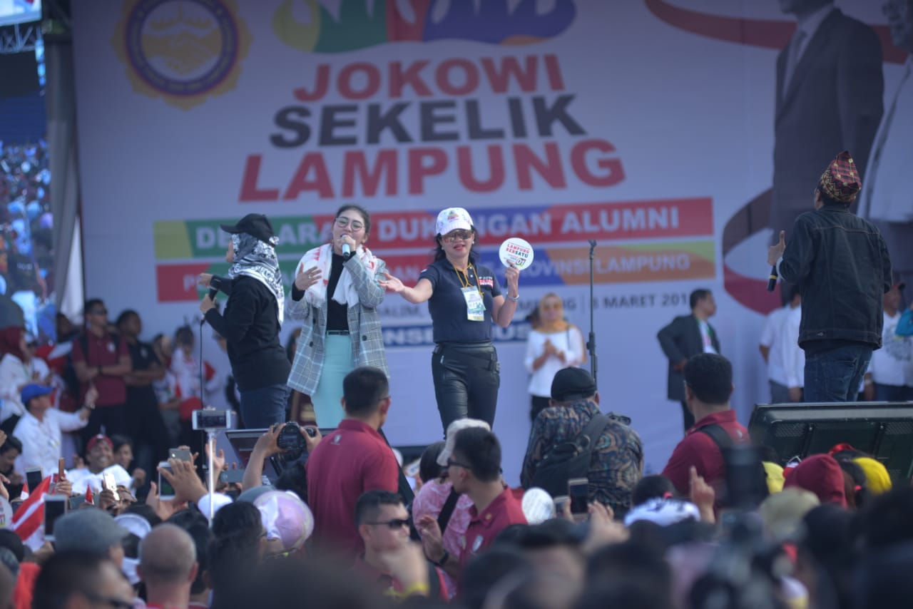 Purwanti Lee Joget Bareng Via Vallen dan Cak Lontong