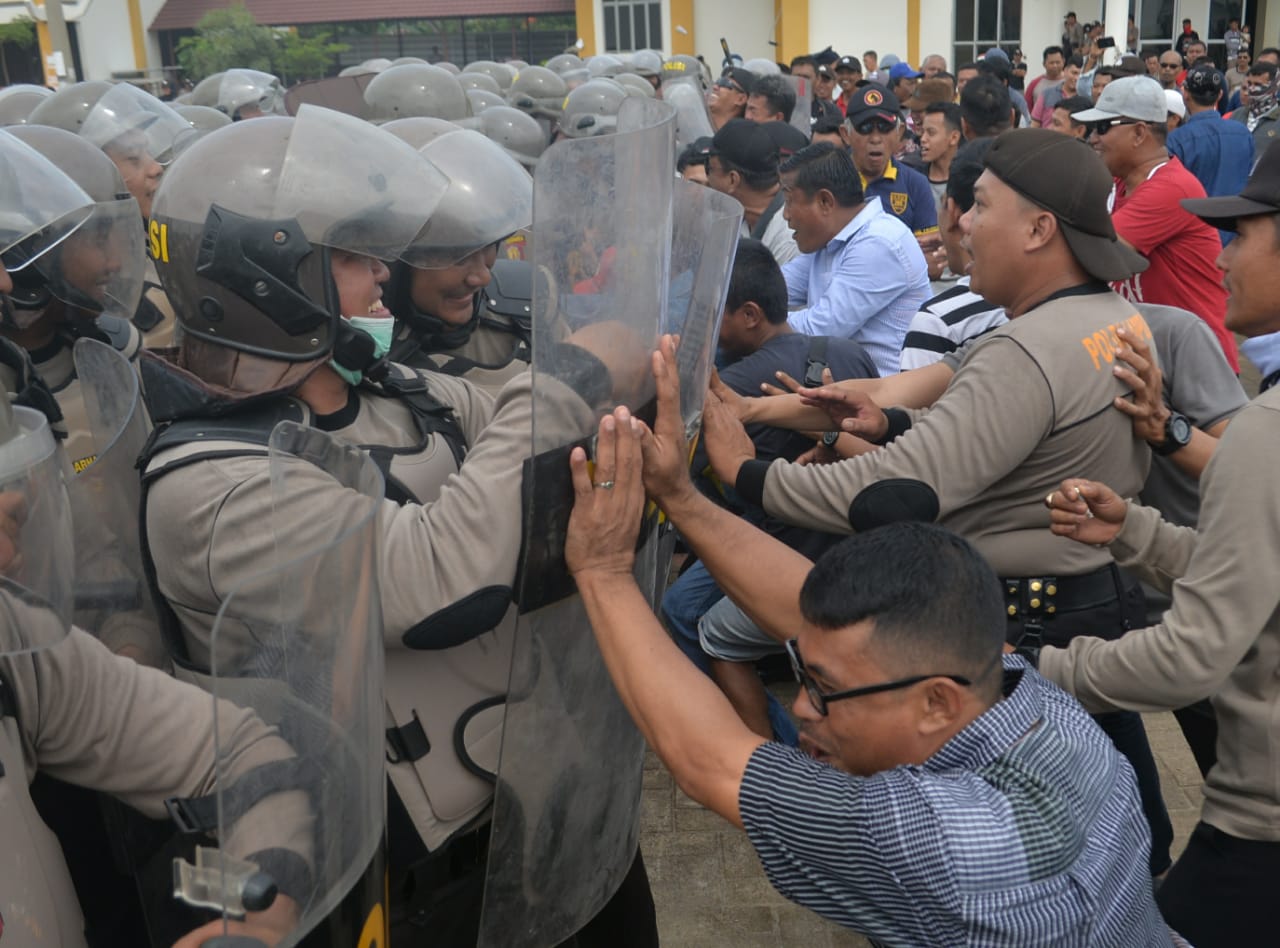 Kantor KPU Lampung Ricuh, Masa Bakar Ban