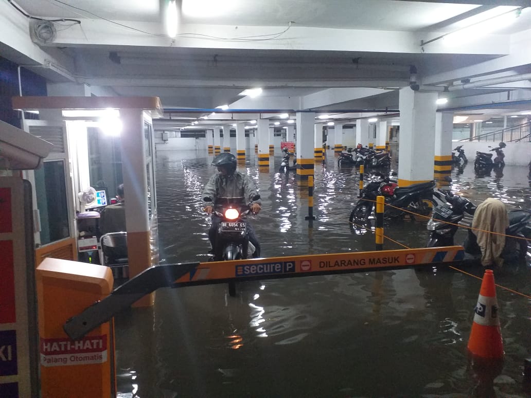 Basement Chandra Banjir, Puluhan Kendaraan Terendam