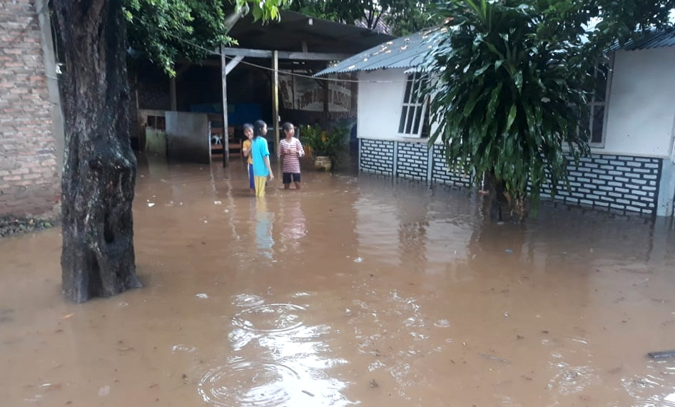 Hujan Satu Jam Banjiri Pemukiman di Desa Sukaraja