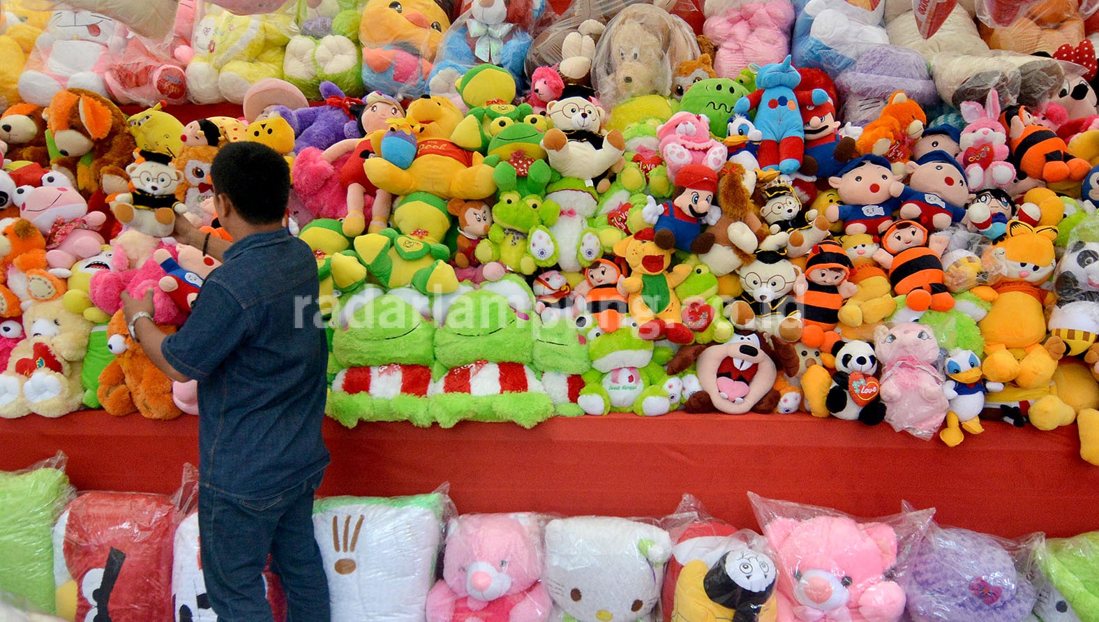 DERETAN BONEKA