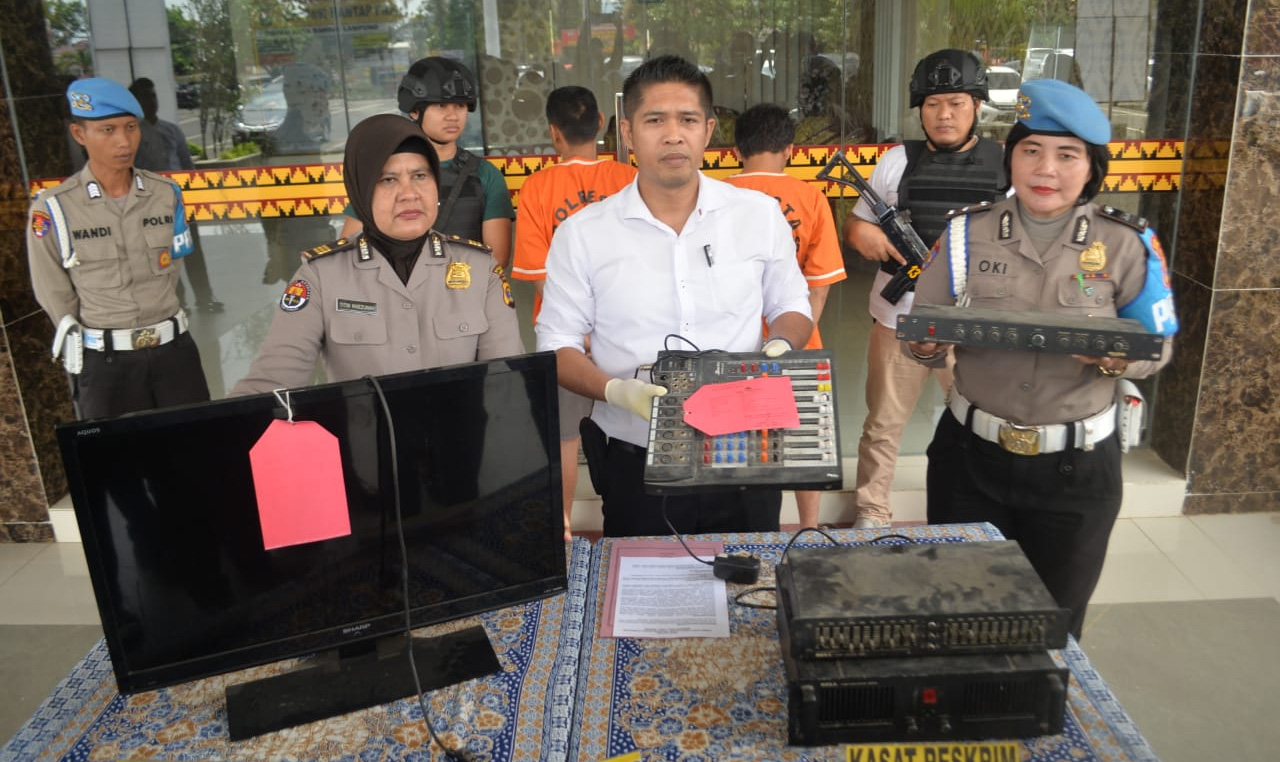 Siang-siang Bawa Taplak Meja, Ternyata Pencuri