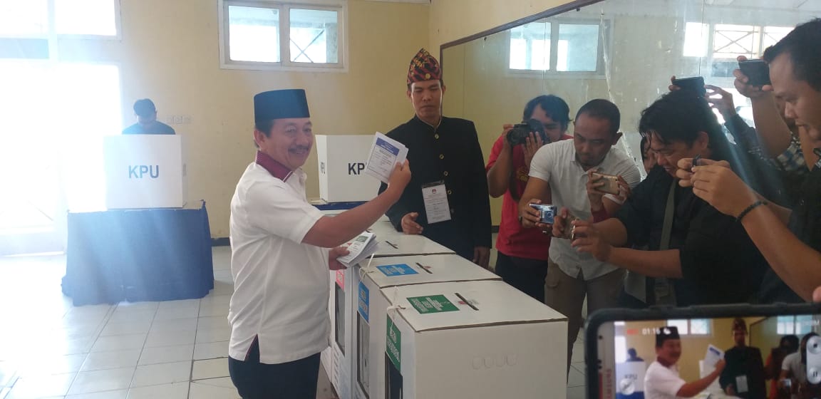 Herman HN dan Istri Nyoblos di TPS 011 Taman Budaya