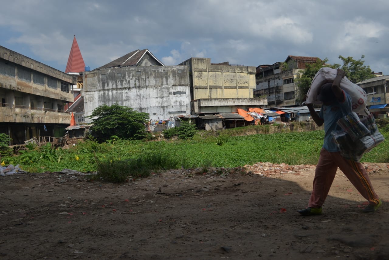 Eskavator Sulit Jangkau Luasnya Kolam Enceng Gondok di Pasar Smep
