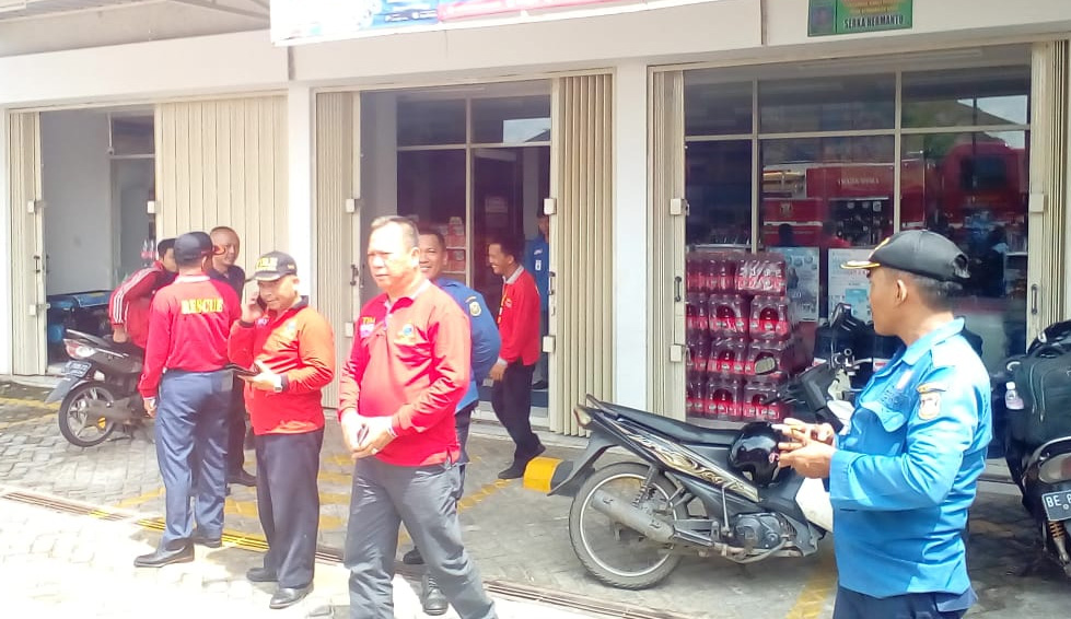 Percikan Api Buat Pengunjung Minimarket Panik