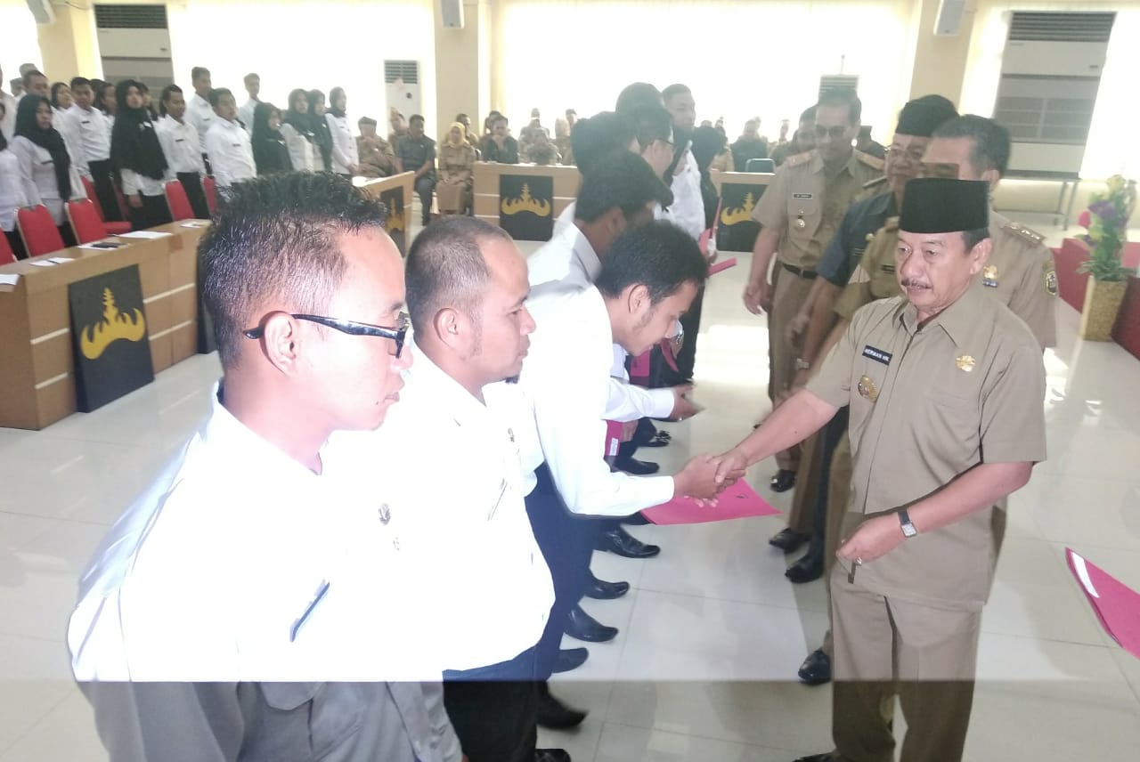 Serahkan SK CPNS, Pesan Herman H.N.: Jangan Sampai KPK Tangkap Kalian! 