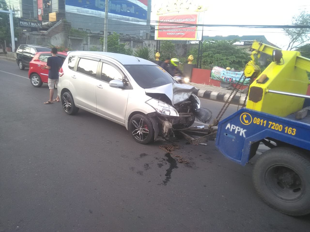 Brakk! Ertiga Tabrak Pembatas Jalan Underpass Unila