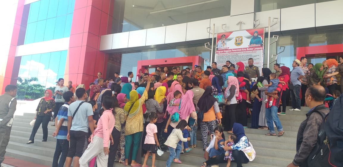Peringati Isra Miraj, Herman H.N. Borong dan Bagi-bagi Jilbab