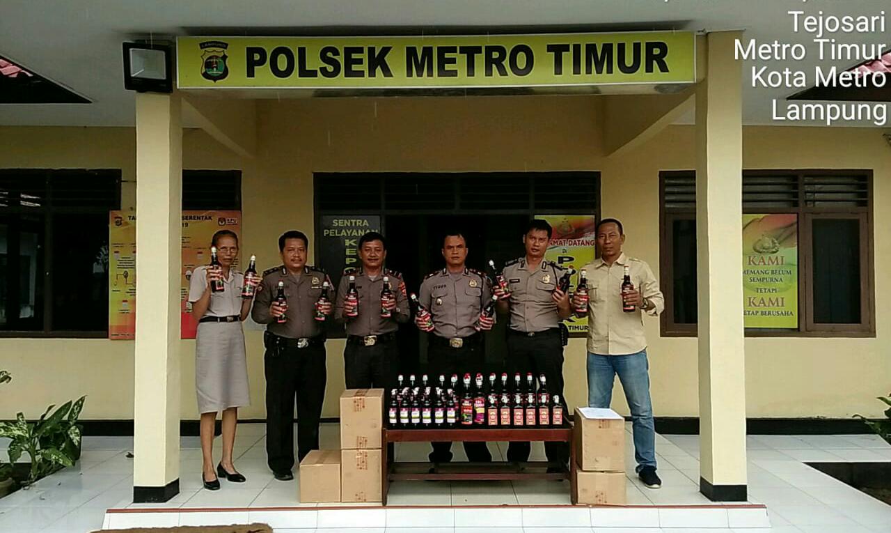 Polsek Metro Timur Sita Puluhan Botol Miras