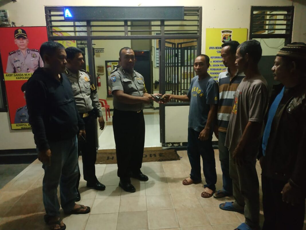 Warga Metro Barat Serahkan Dua Unit Senpi