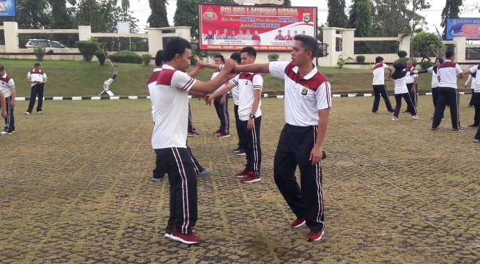 Tingkatkan Kemampuan, Personel Polres Lampura Latihan Bela Diri