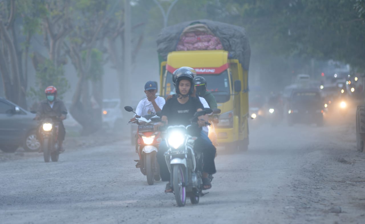 Keluhkan Debu Jl. Ryacudu, 75 KK Gugat Pemprov ke Pusat