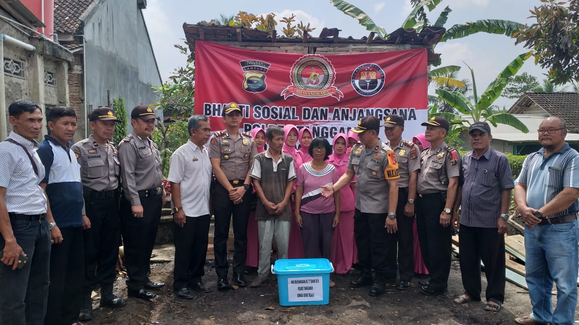 Polres Tanggamus Bantu Korban Kebakaran Gisting