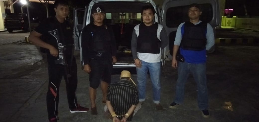 Bandit Ini Lagi Santai di Gorong-Gorong Saat Polisi Datang