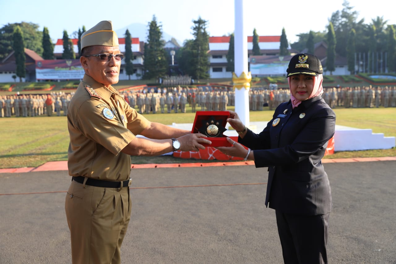 Mantap, Winarti Terima Anugerah Lencana Alumni Kehormatan dari IPDN