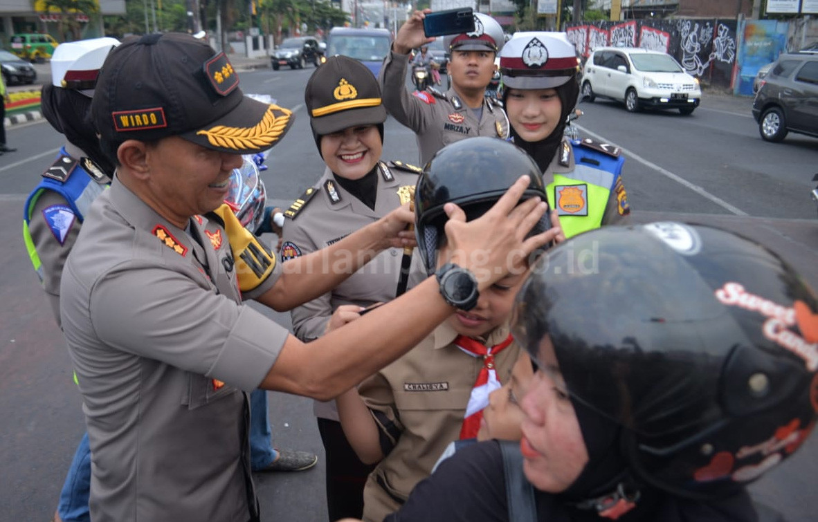 Asyik, Tertib Lantas, Dapat Helm dan Peralatan Sekolah