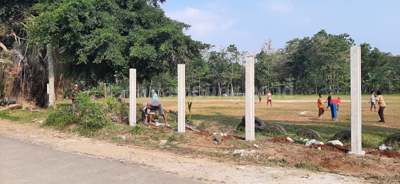 Lapangan Bola Way Dadi Baru Dipagar, Puluhan Polisi Bersiaga