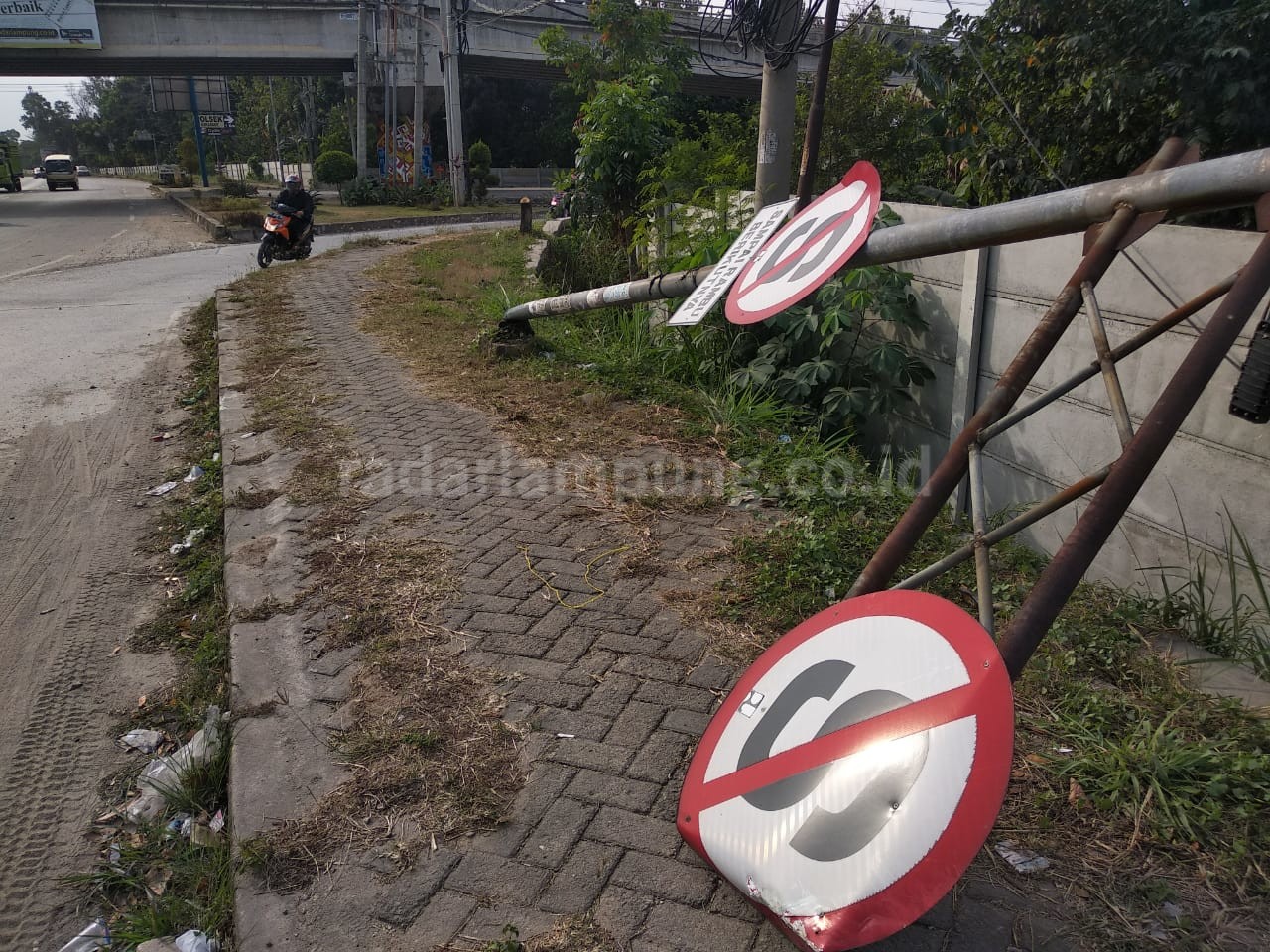 Gimana Ini? Sebulan Patah, Rambu Lalin Rusak Dibiarkan Begitu Saja