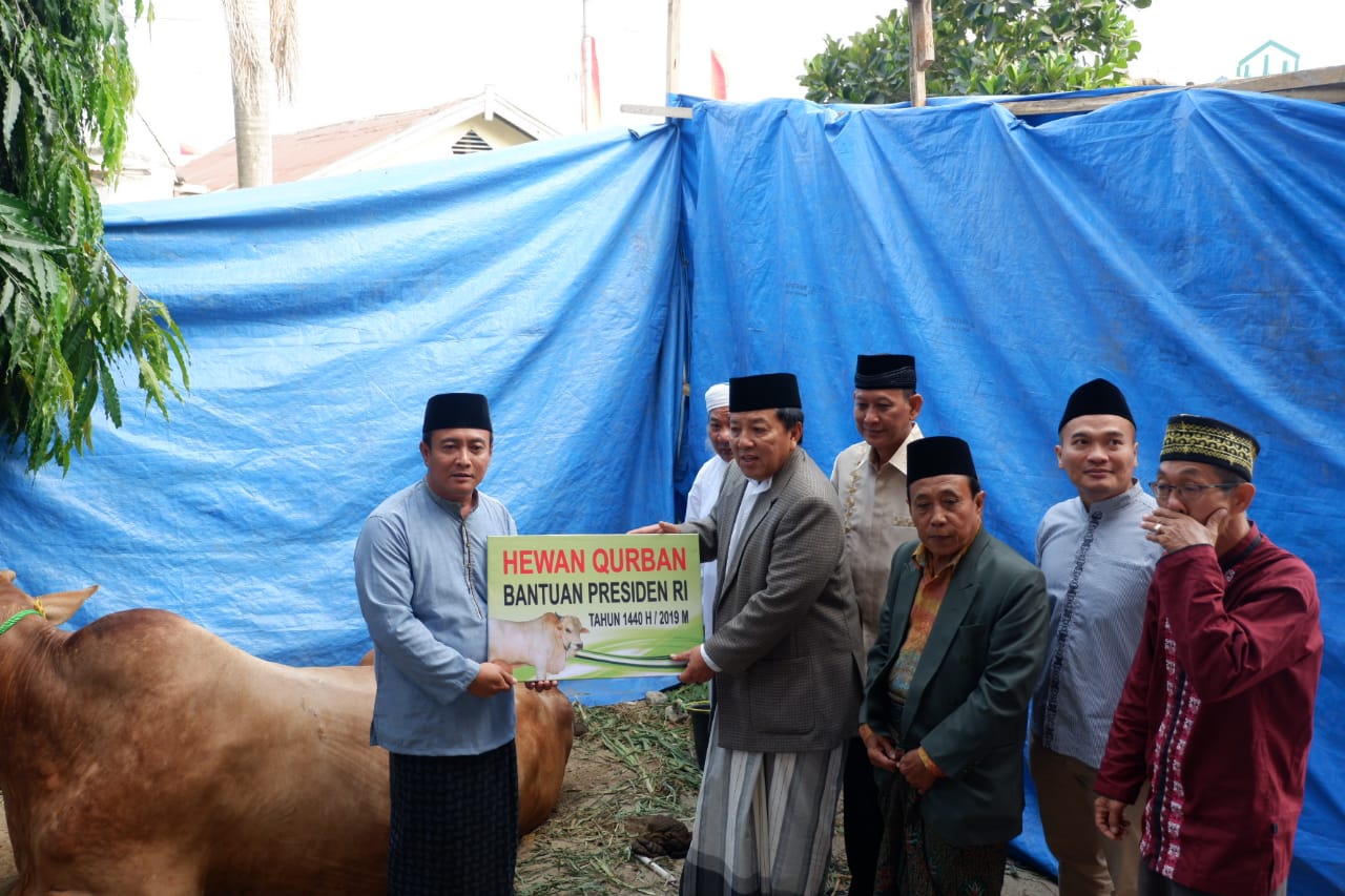 Salat Ied di Lamteng, Arinal Serahkan Sapi Bantuan Presiden