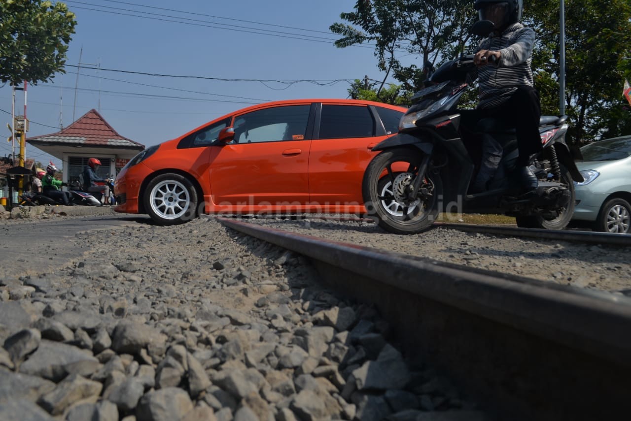 Persimpangan Rel Kereta Jalan Sultan Agung Dinilai Membahayakan