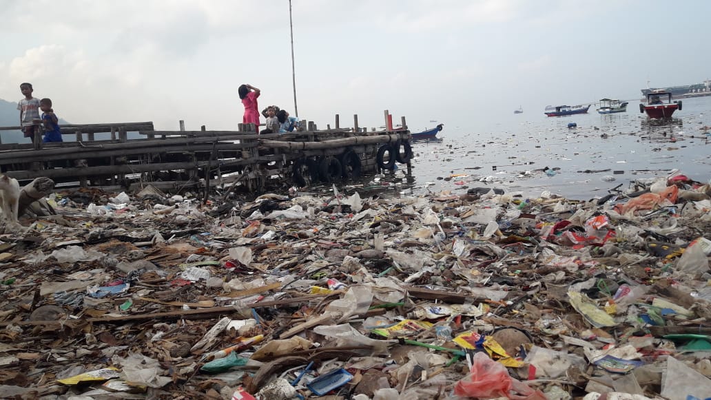 Pantai di Bandarlampung Dibanjiri Sampah 