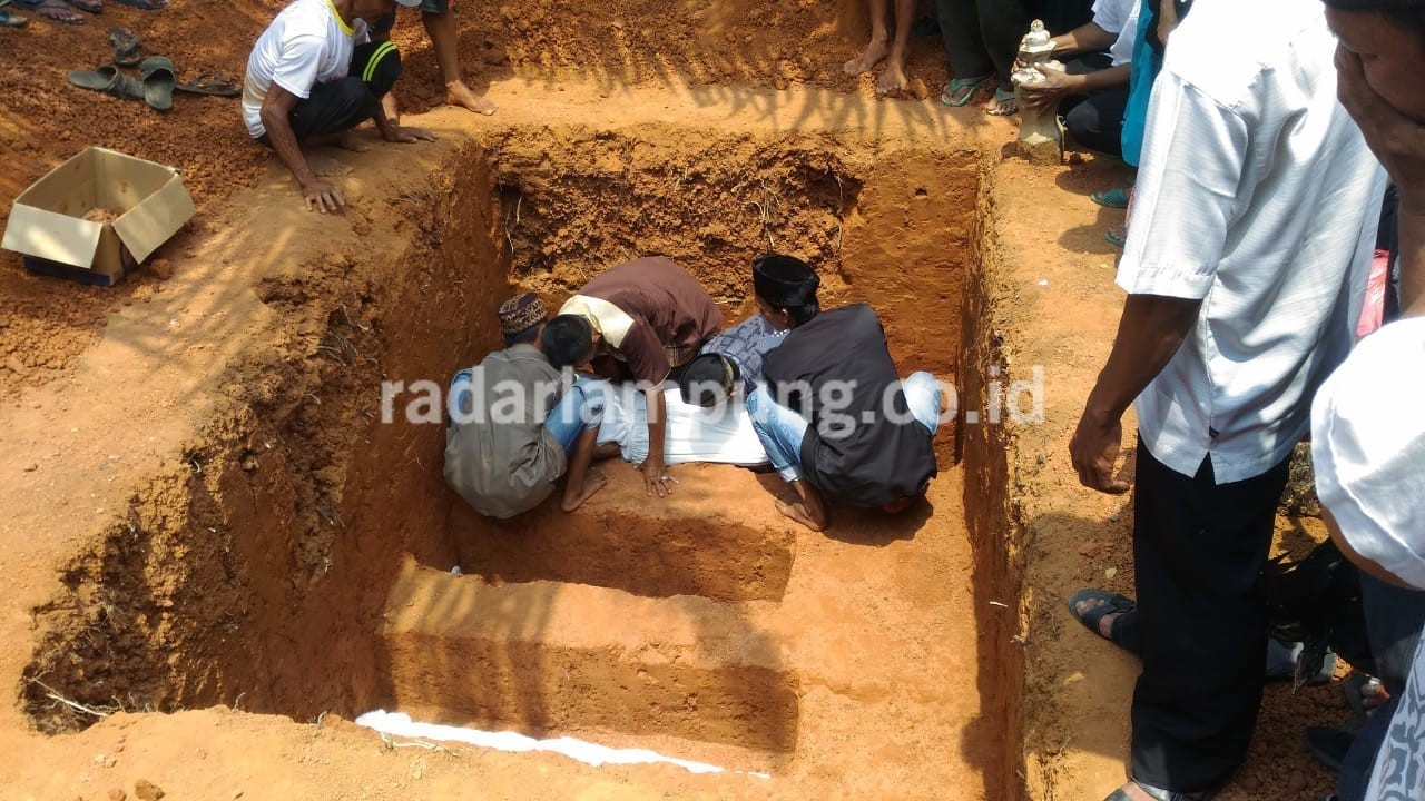 Satu Keluarga Korban Kecelakaan Dimakamkan Satu Liang Lahat
