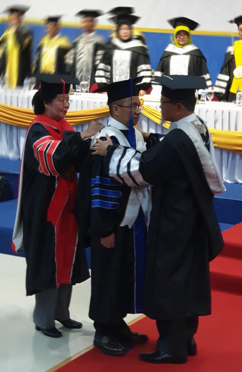 Dikukuhkan sebagai Guru Besar, Yusuf Barusman Sampaikan Orasi Ilmiah Hadapi Revolusi Industri 4.0.