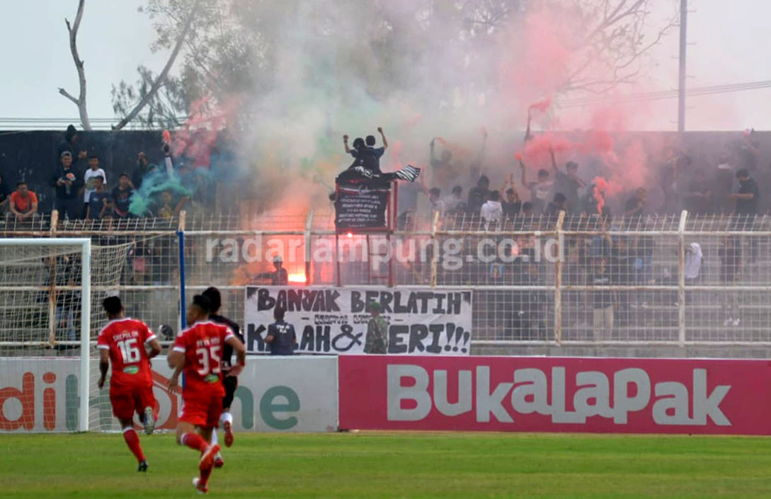 Gegara Botol Terbang dan Flare, Badak Lampung Disanksi Rp100 Juta