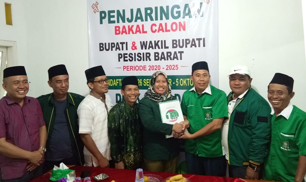 Erlina Kembalikan Berkas Balon bupati ke PKB Pesbar