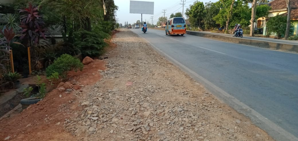 Bahu Jalan Sepanjang Pembangunan SPAM PDAM Tinggalkan Debu dan Kerikil