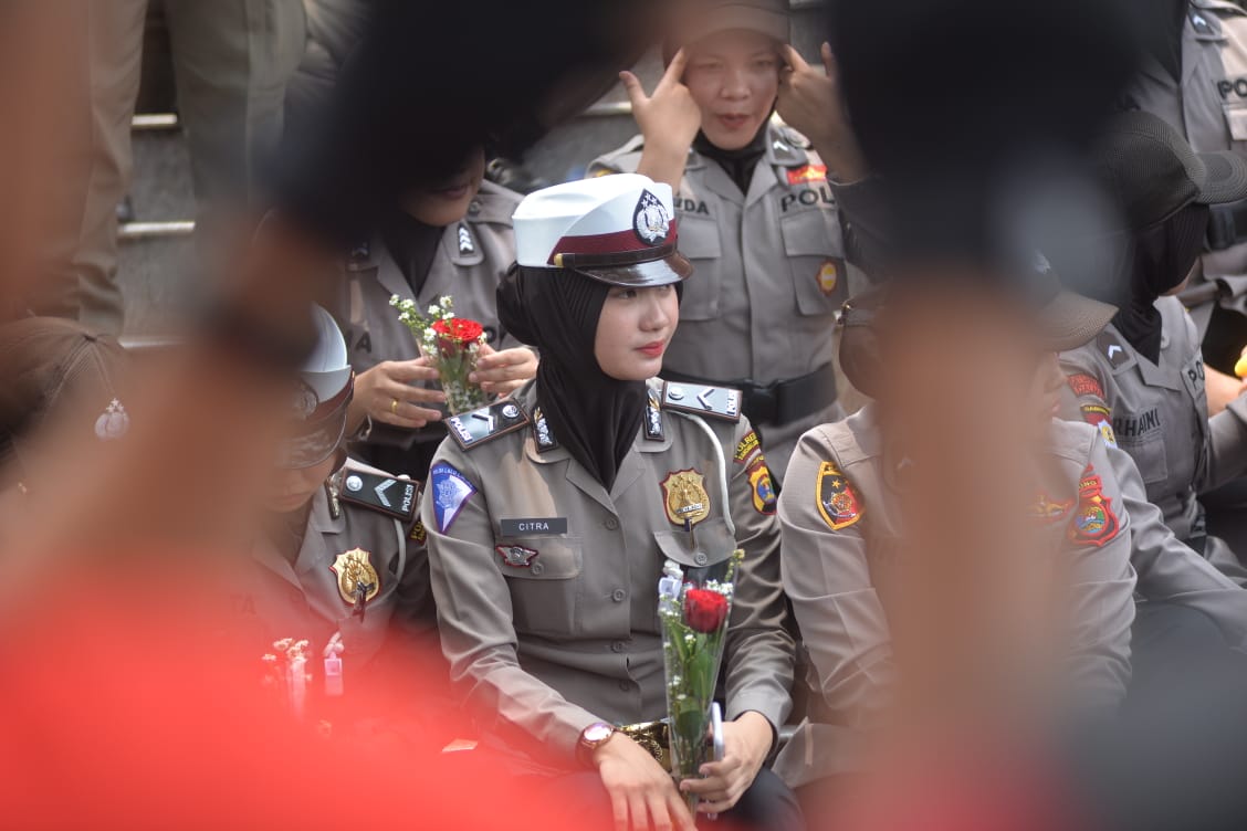 Polwan Ramai-ramai Bawa Mawar di Tengah Masa Aksi, Ternyata Begini Maknanya