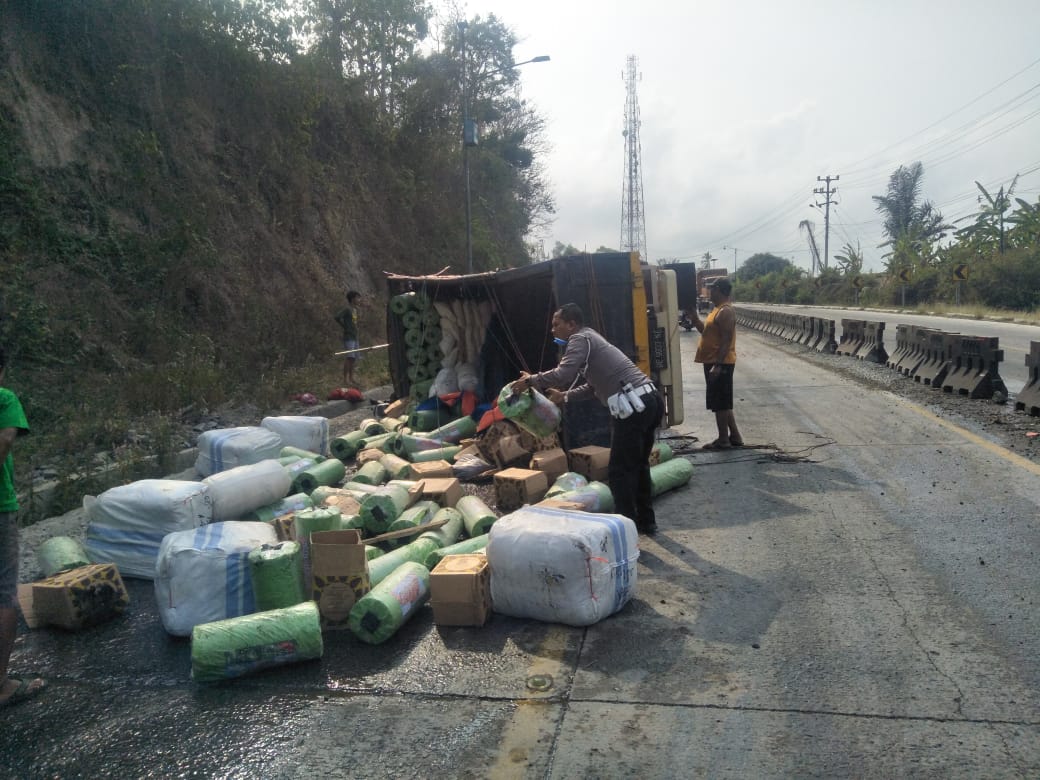Innalillahi, Satu Keluarga Tewas Tertabrak Truk di Jalinsum Tarahan