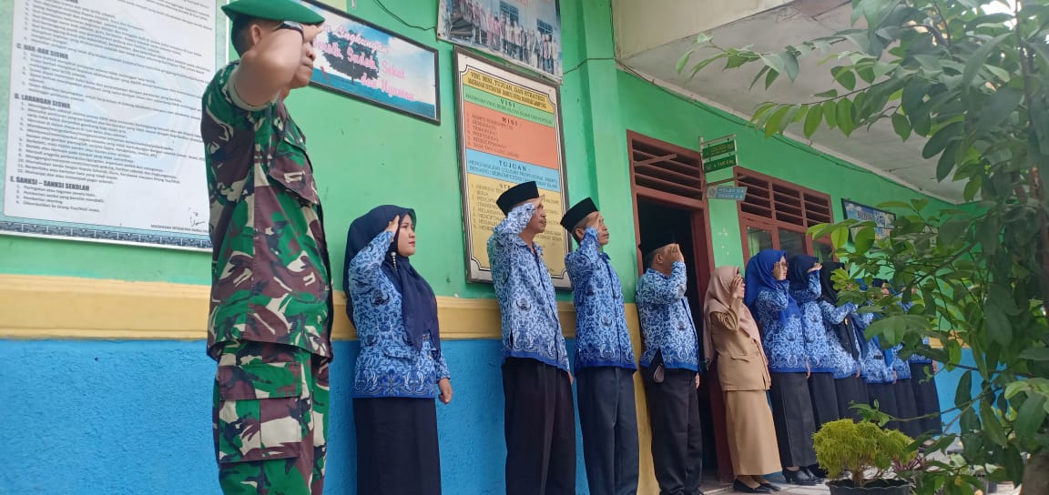 Babinsa Koramil 410-04/TKT Jadi Inspektur Upacara Hari Sumpah Pemuda