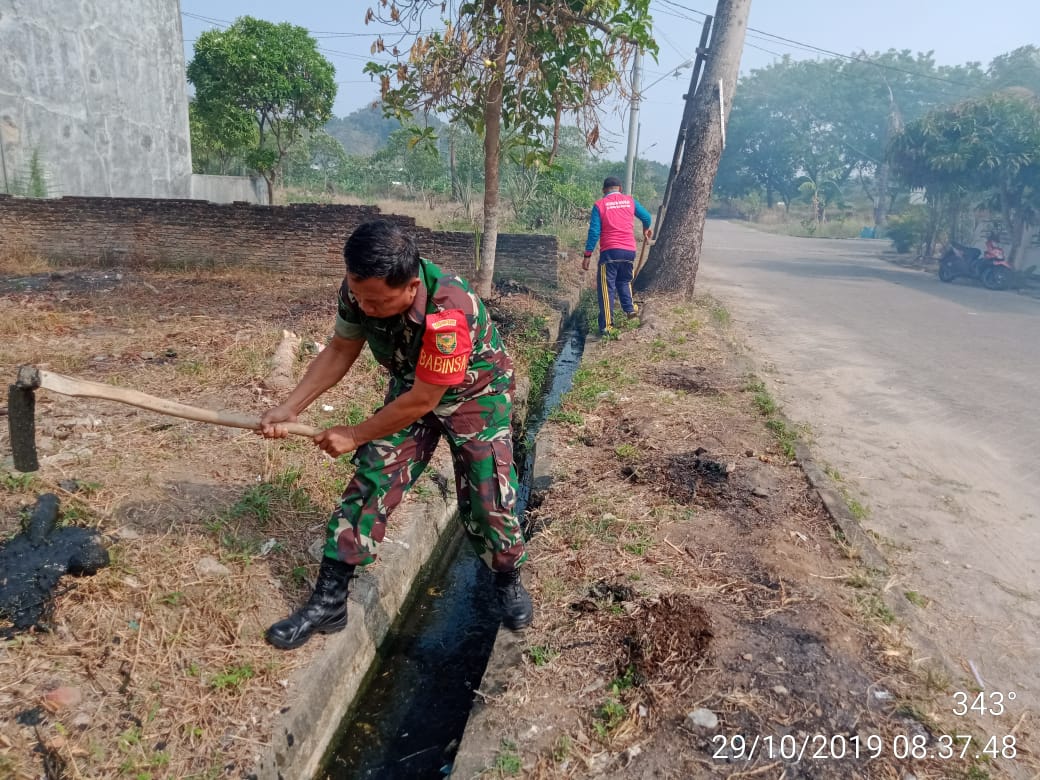 Antisipasi Musim Penghujan, Babinsa Kelurahan Sukamaju Gotong Royong Bersama Warga
