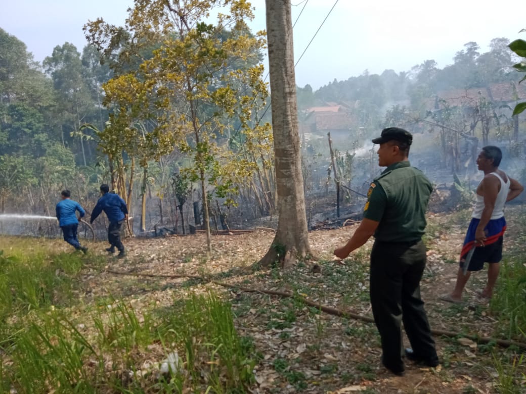 Bentuk Kepedulian Lingkungan, Babinsa Sukadanaham Turut Bantu Padamkan Kebakaran Lahan