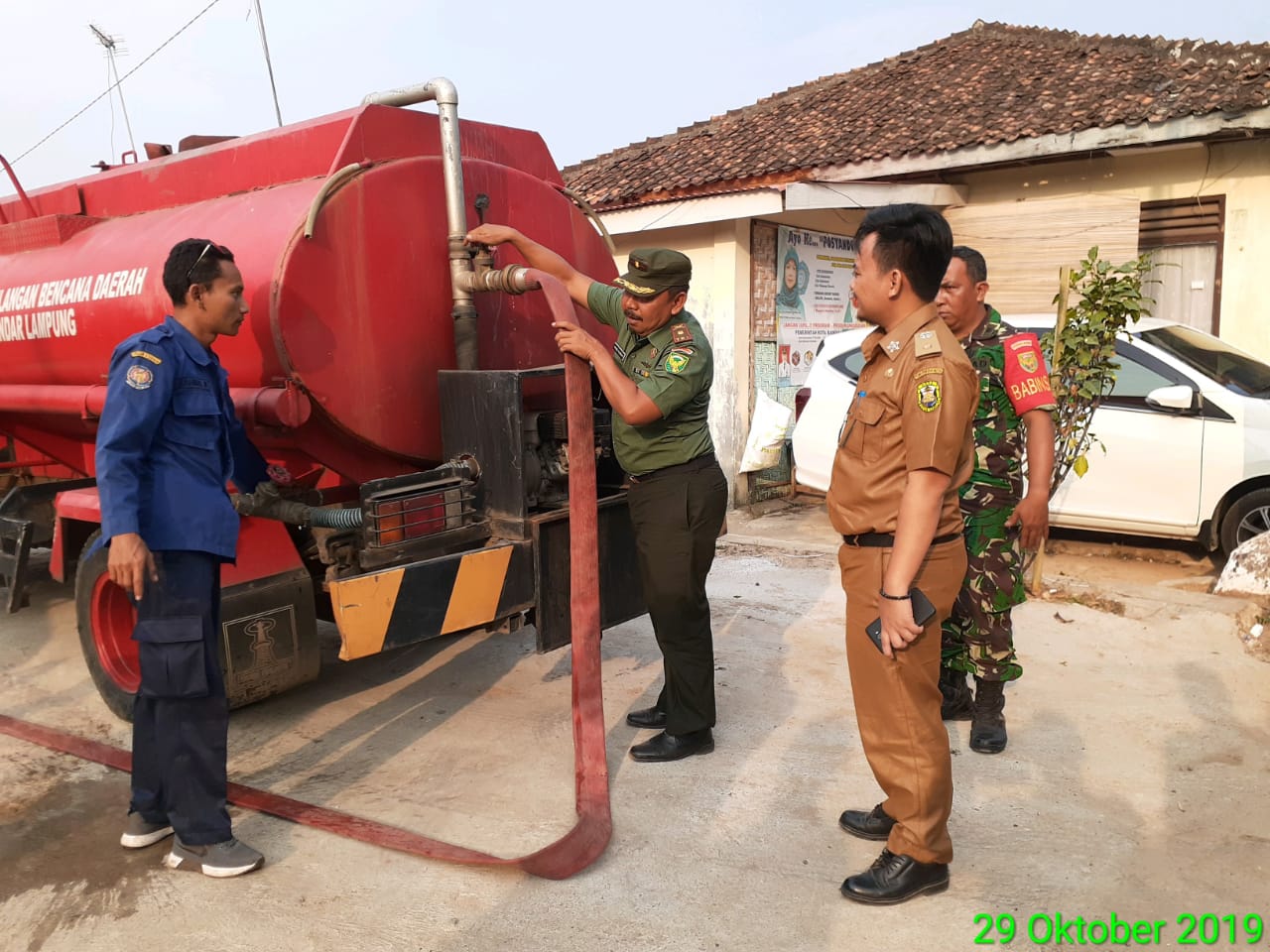 Salut, Danramil 410-06/KDT Salurkan Air Bersih ke Kelurahan Penengahan