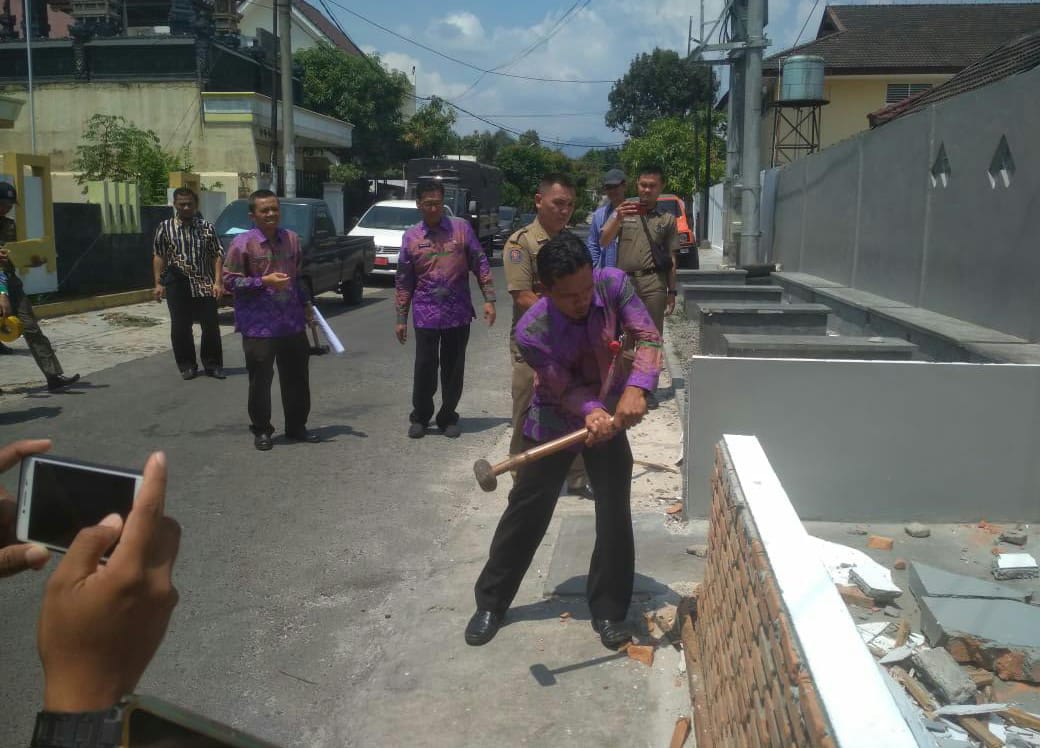 Ditengarai Tak Berizin, Enam Lokasi Usaha Dihancurkan