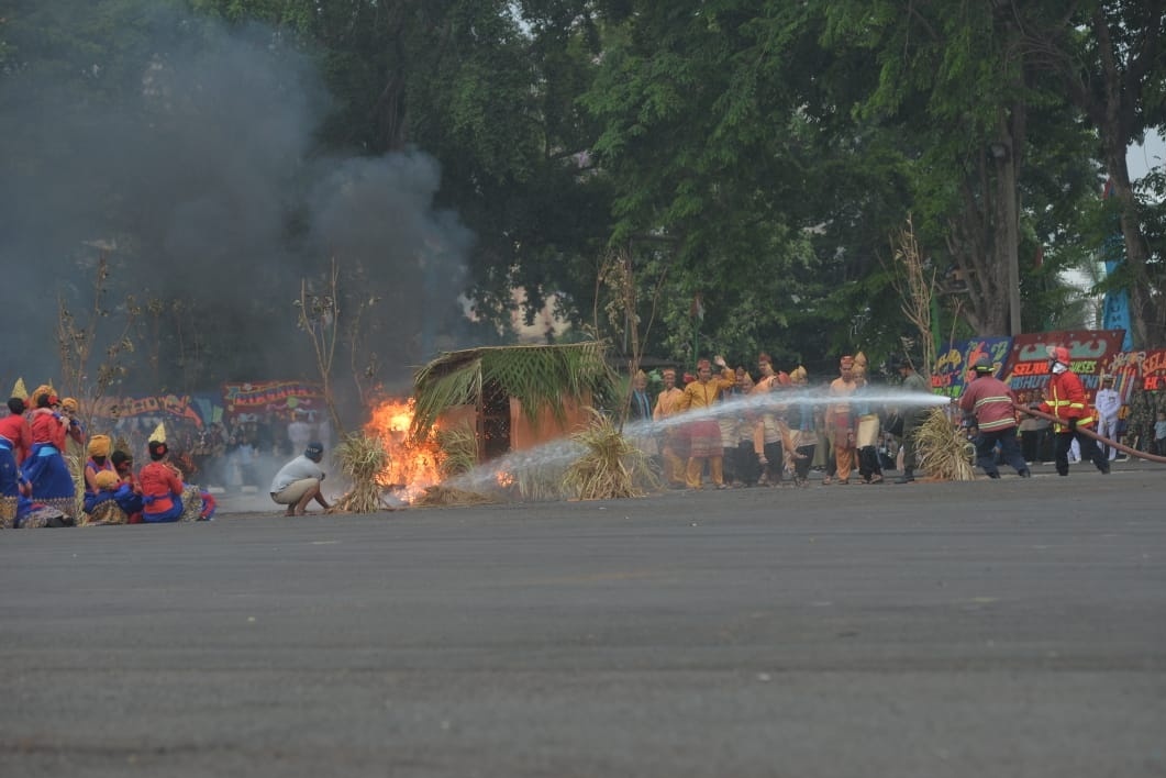 Kebakaran, Tentara Berjibaku Padamkan Api
