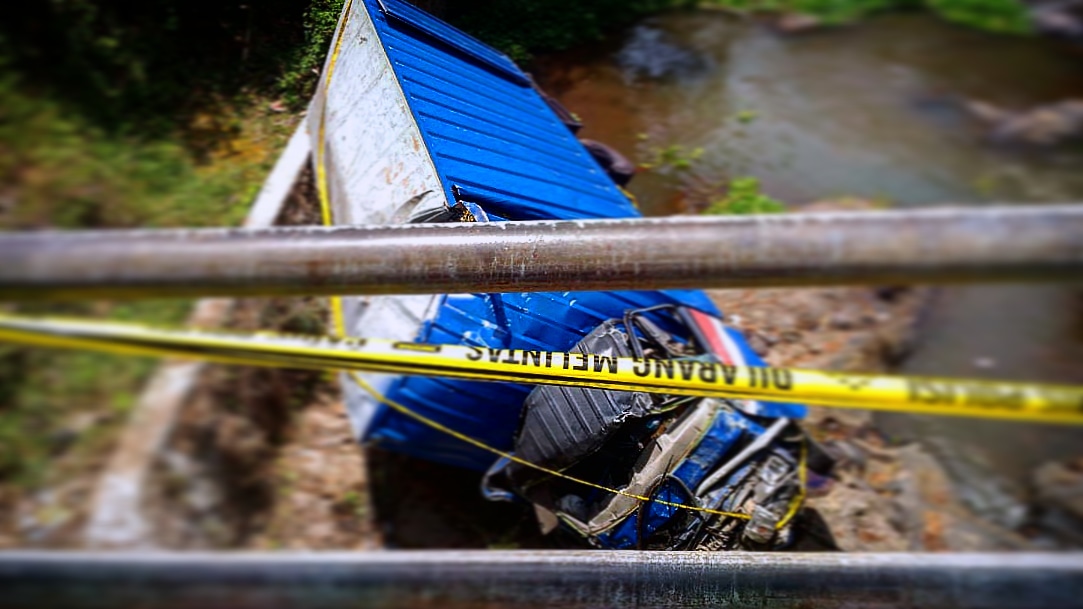 Truk Terjun ke Sungai, Dua Buruh Tewas Seketika