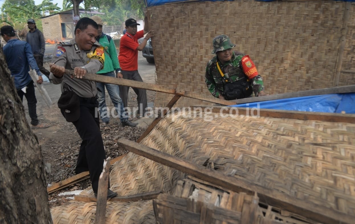 Hindari Mesum, Ruko Tak Terpakai di Perumnas Wayhalim Dimusnahkan