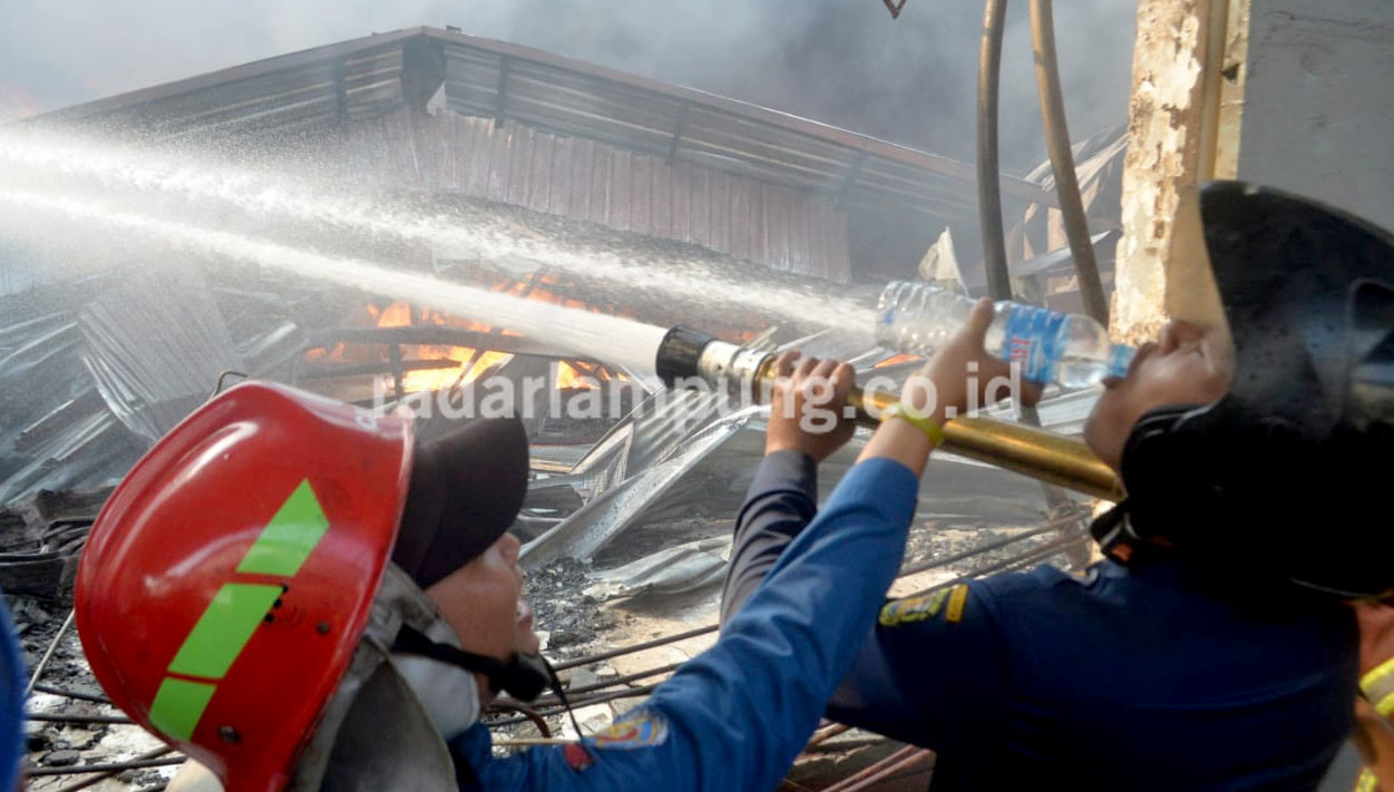 Kerugian Kebakaran di CV Bumi Waras Ditaksir Miliaran