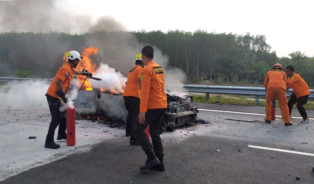 Diduga Mengantuk, Sedan Tabrak Truk, Supir Turut Diamankan