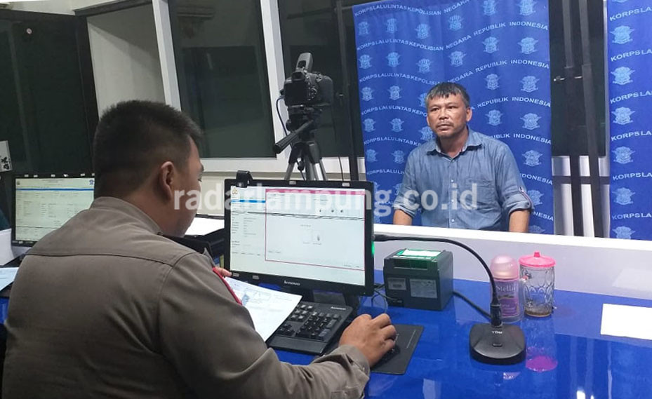 Buat SIM, Tolong Jangan Pakai Baju Atau Jilbab Biru!