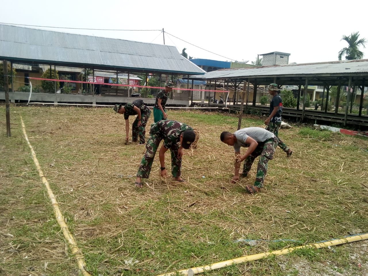 Satgas TMMD Bangun Lapangan Takraw