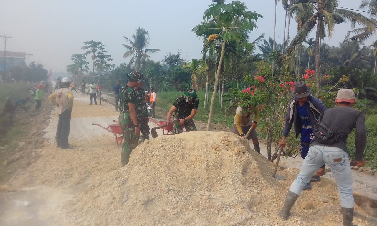 Warga Gotong Royong Bantu Satgas TMMD