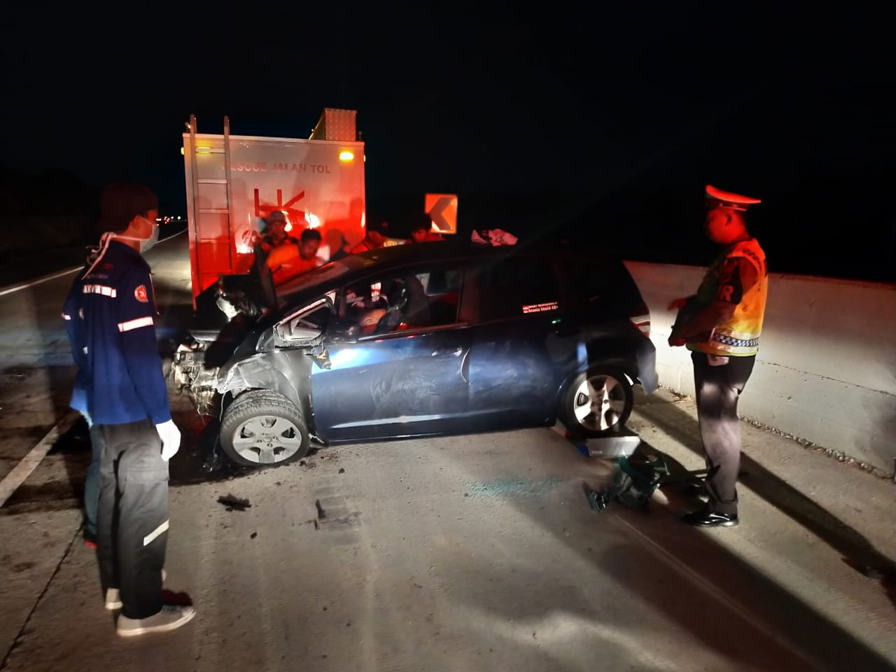 Honda Jazz Lakalantas di Tol, Dua Orang Tewas di Tempat