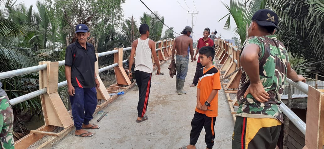Progress TMMD 106 Kodim 0314/Inhil : Pengecoran Selesai, Lanjut Pasang Tiang Pagar